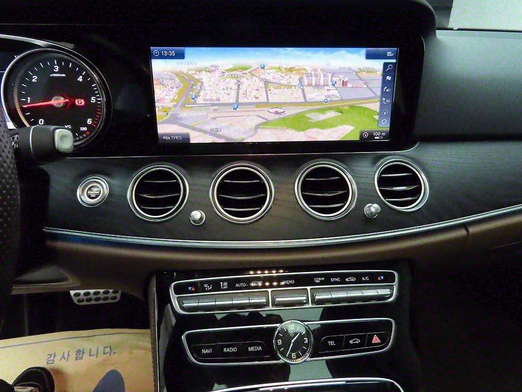 Mercedes Benz E class - Vista 9