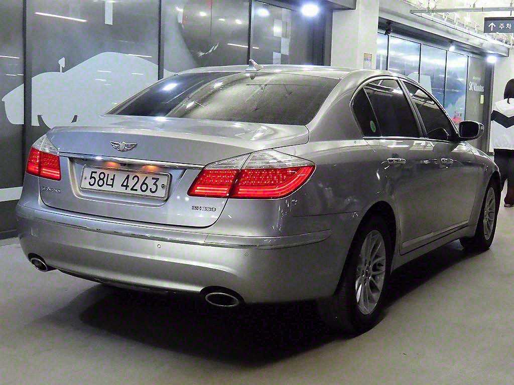 HYUNDAI Genesis - Vista 4