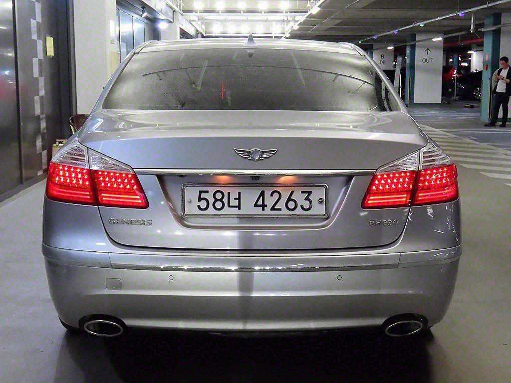 HYUNDAI Genesis - Vista 5