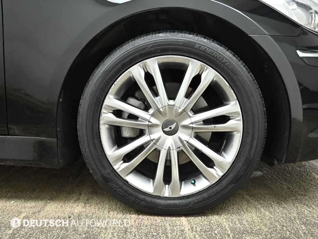 HYUNDAI Genesis - Vista 5