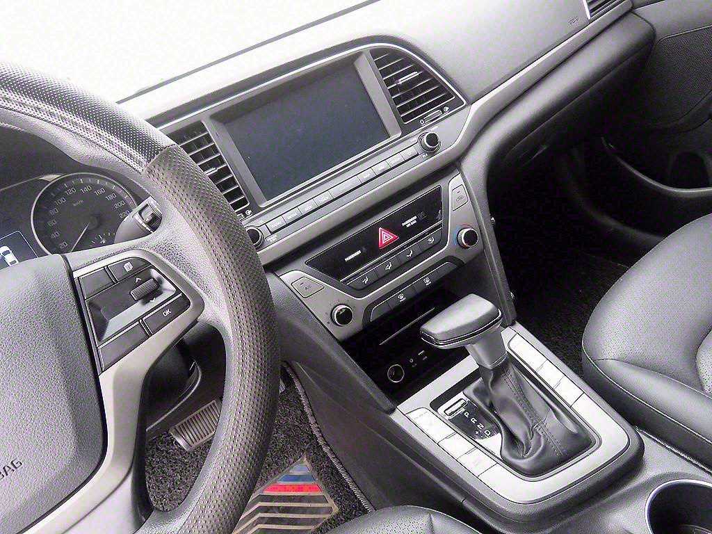 HYUNDAI Avante - Vista 10