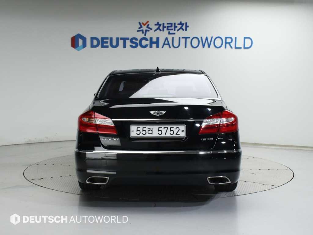 HYUNDAI Genesis - Vista 4