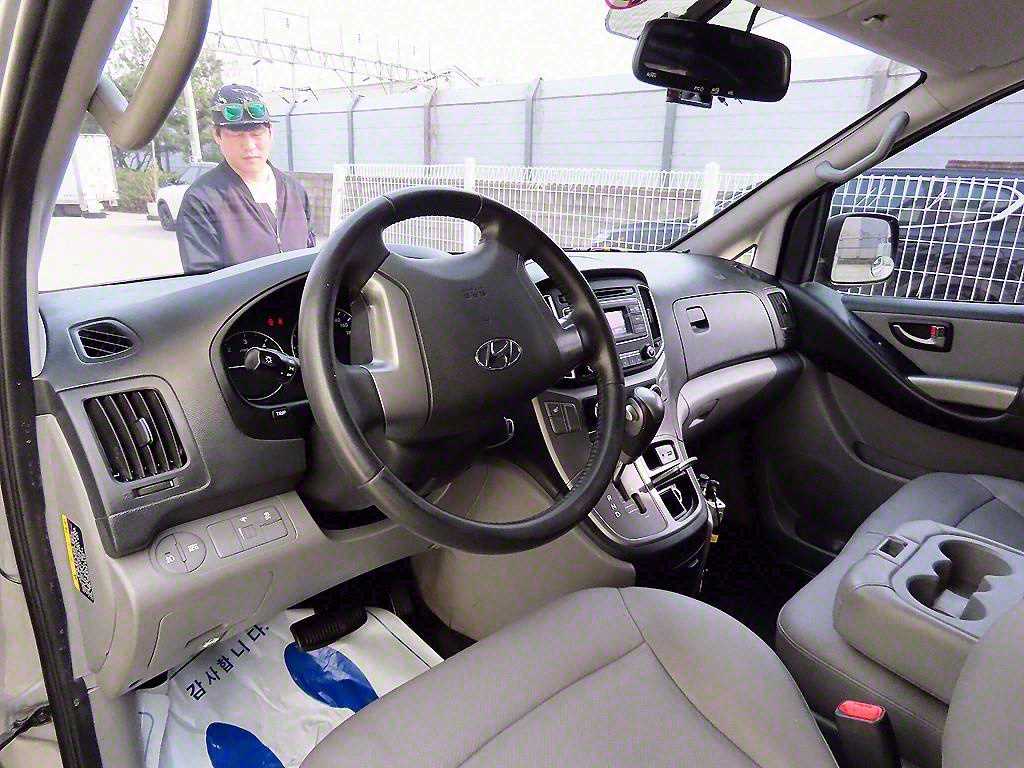 HYUNDAI Starex - Vista 7