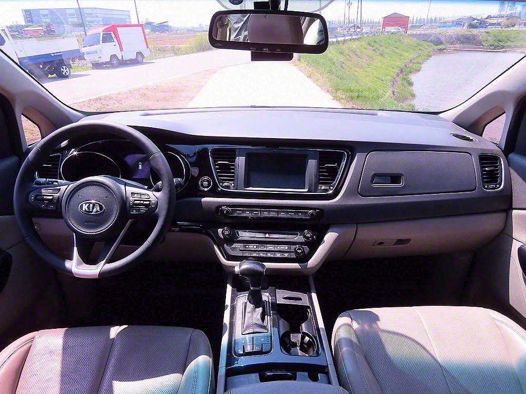 KIA Carnival - Vista 10