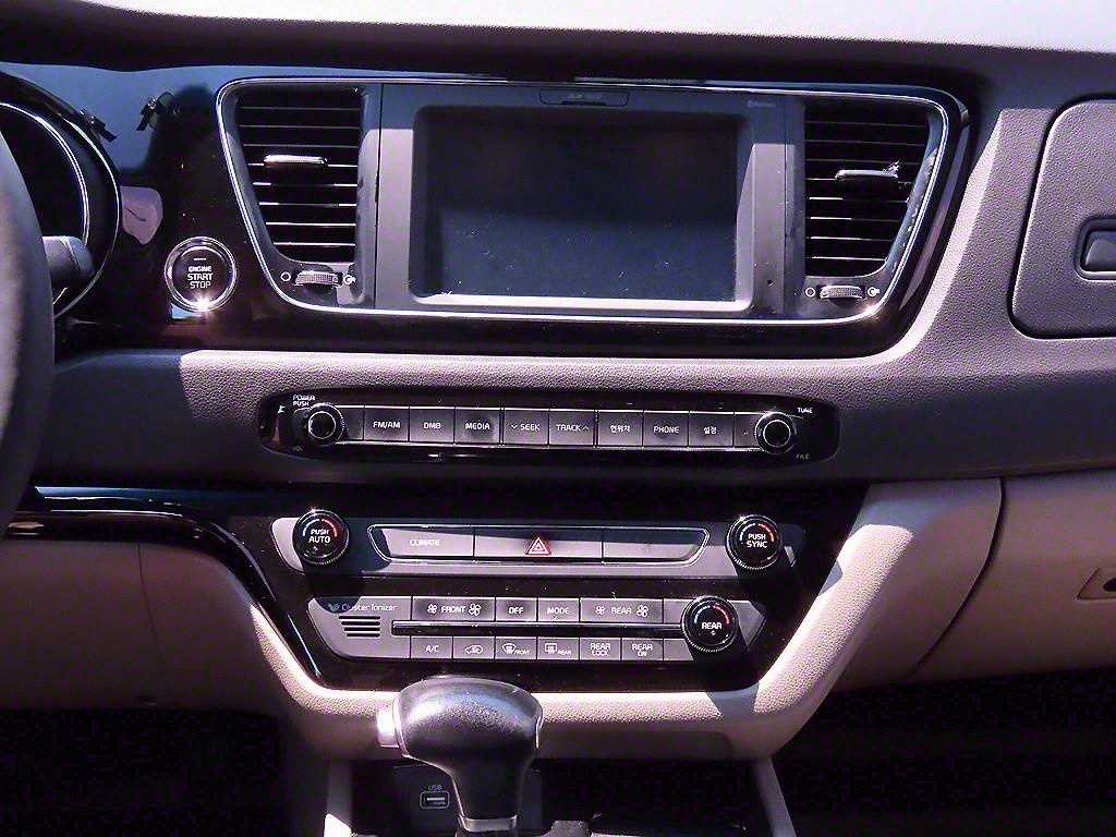 KIA Carnival - Vista 11