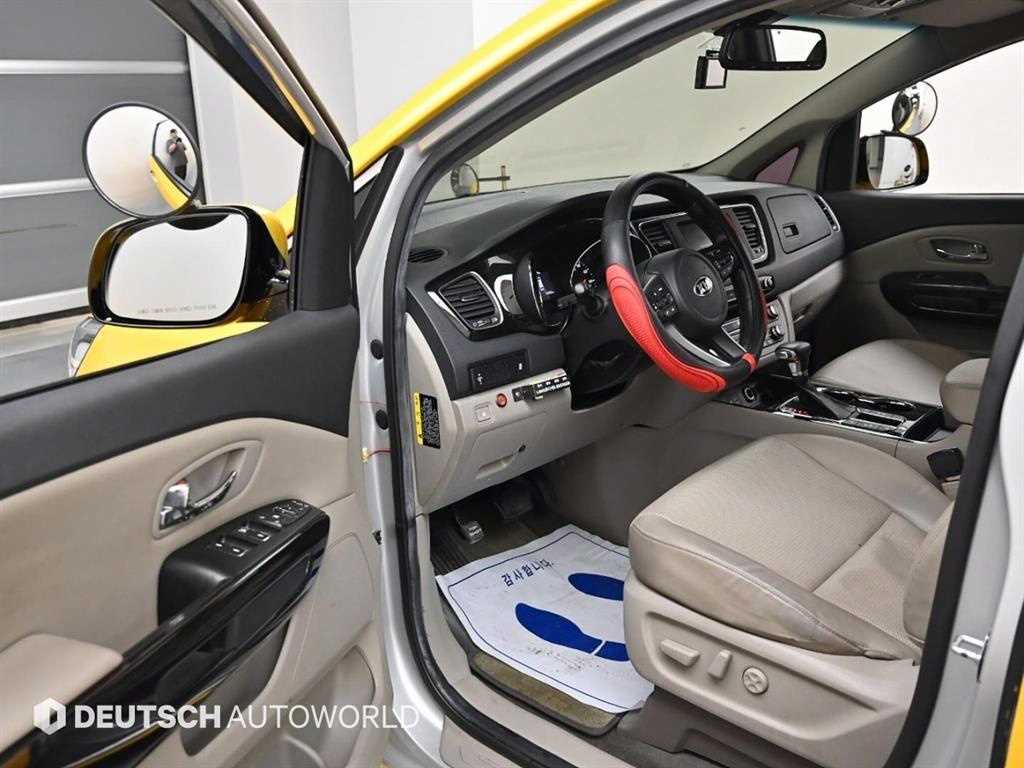 KIA Carnival - Vista 11