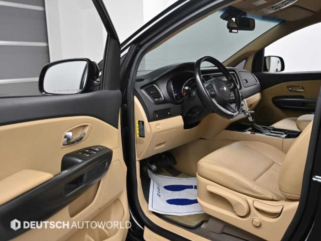 KIA Carnival - Vista 11