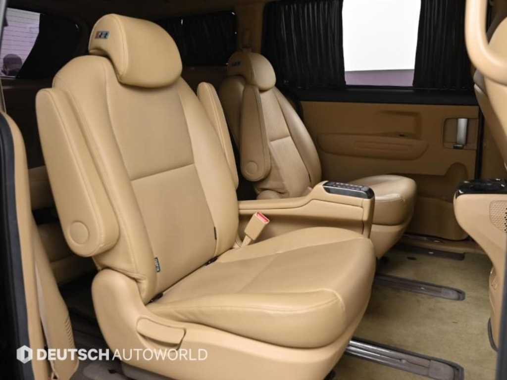 KIA Carnival - Vista 12