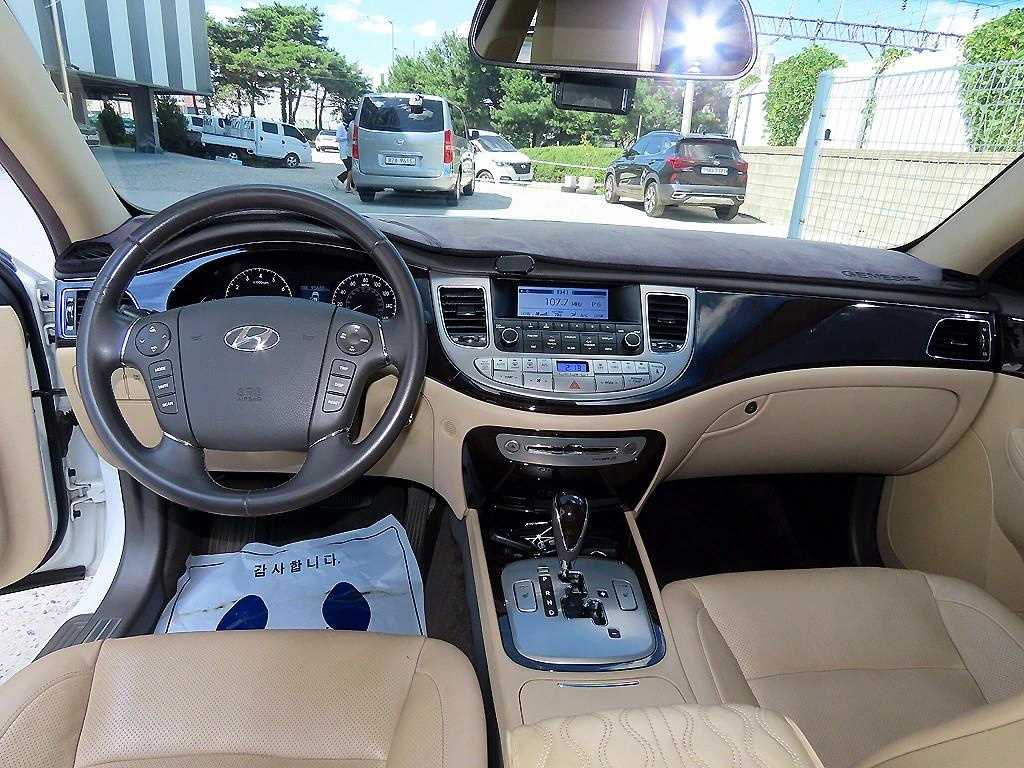 HYUNDAI Genesis - Vista 7