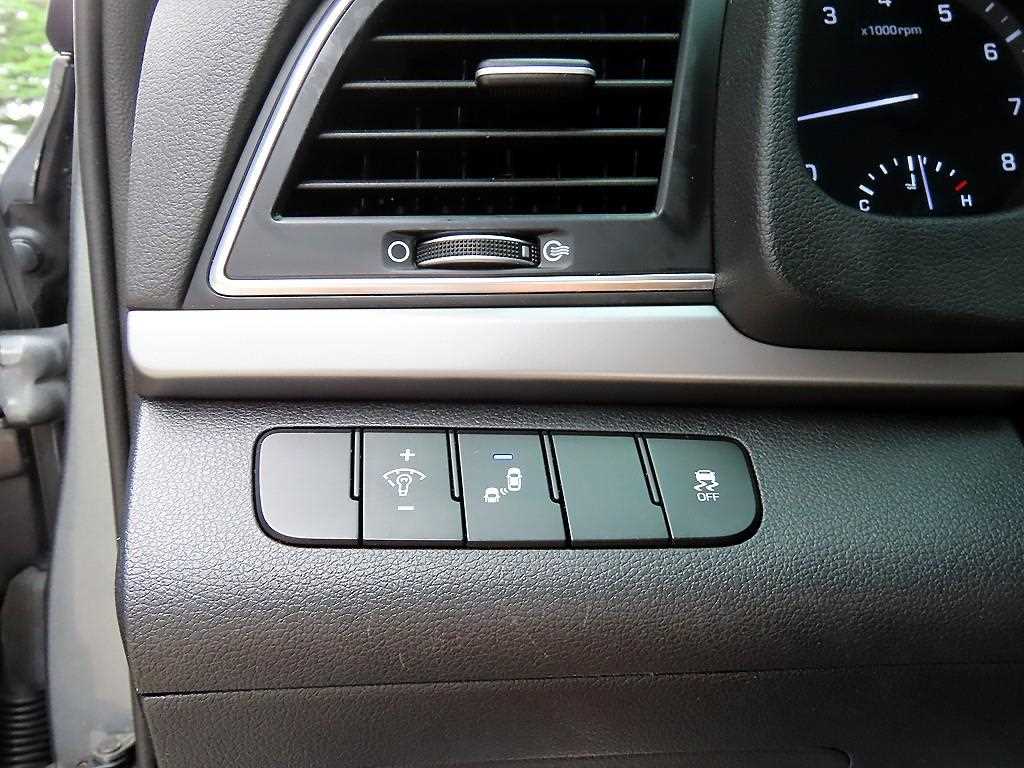 HYUNDAI Avante - Vista 12