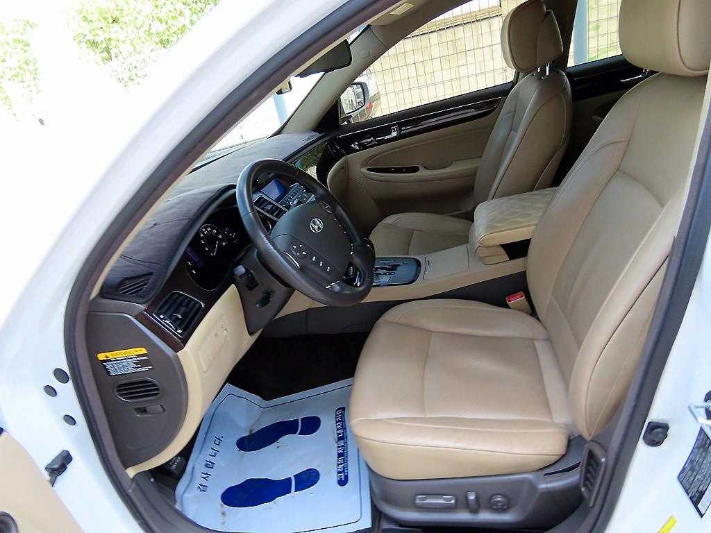 HYUNDAI Genesis - Vista 5