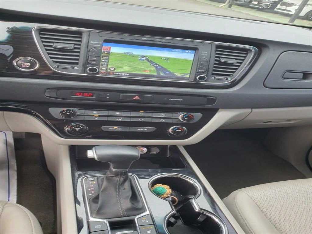 KIA Carnival - Vista 11
