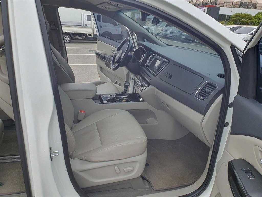 KIA Carnival - Vista 8