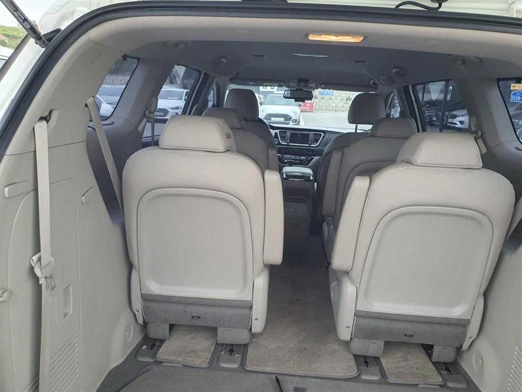 KIA Carnival - Vista 10