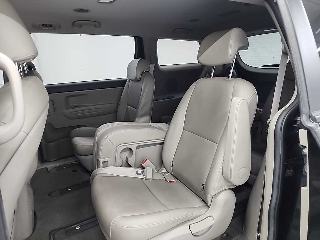 KIA Carnival - Vista 12