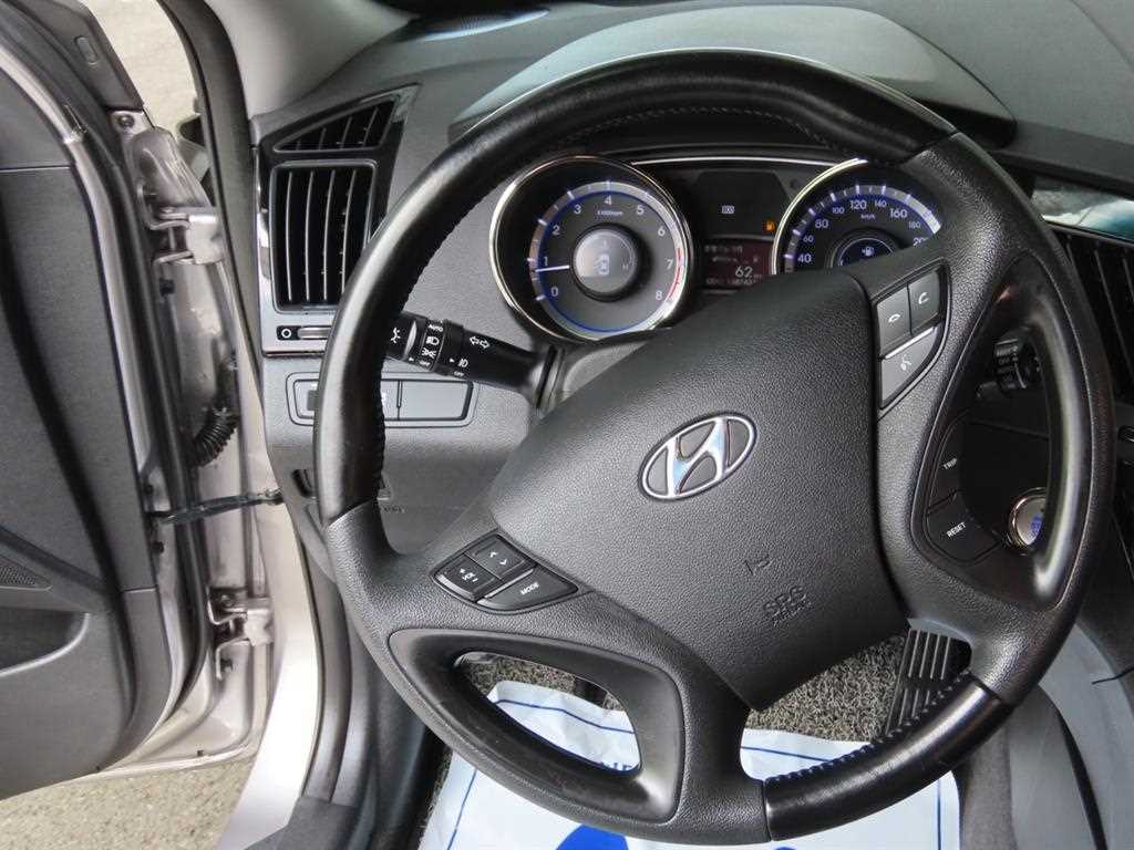 HYUNDAI Sonata - Vista 12