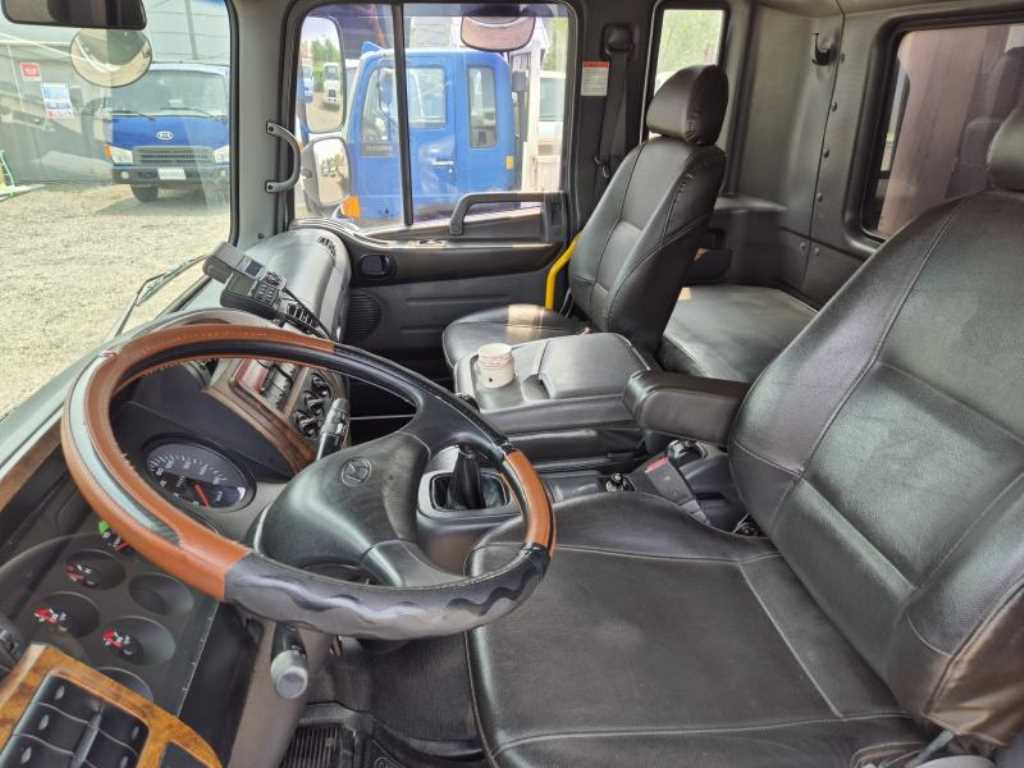 medium and large cargo truck - Vista 9