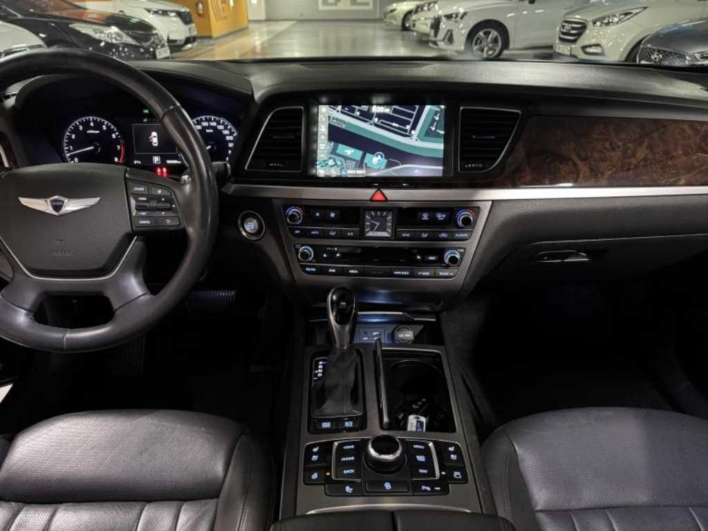 HYUNDAI Genesis - Vista 7