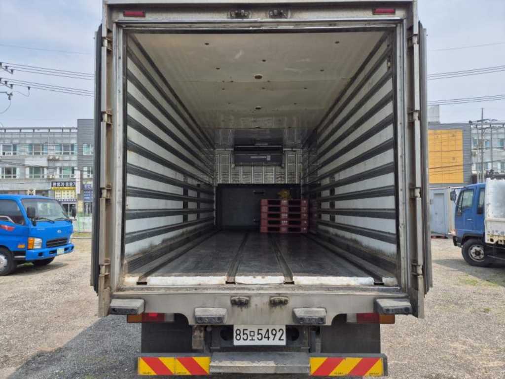 medium and large cargo truck - Vista 7