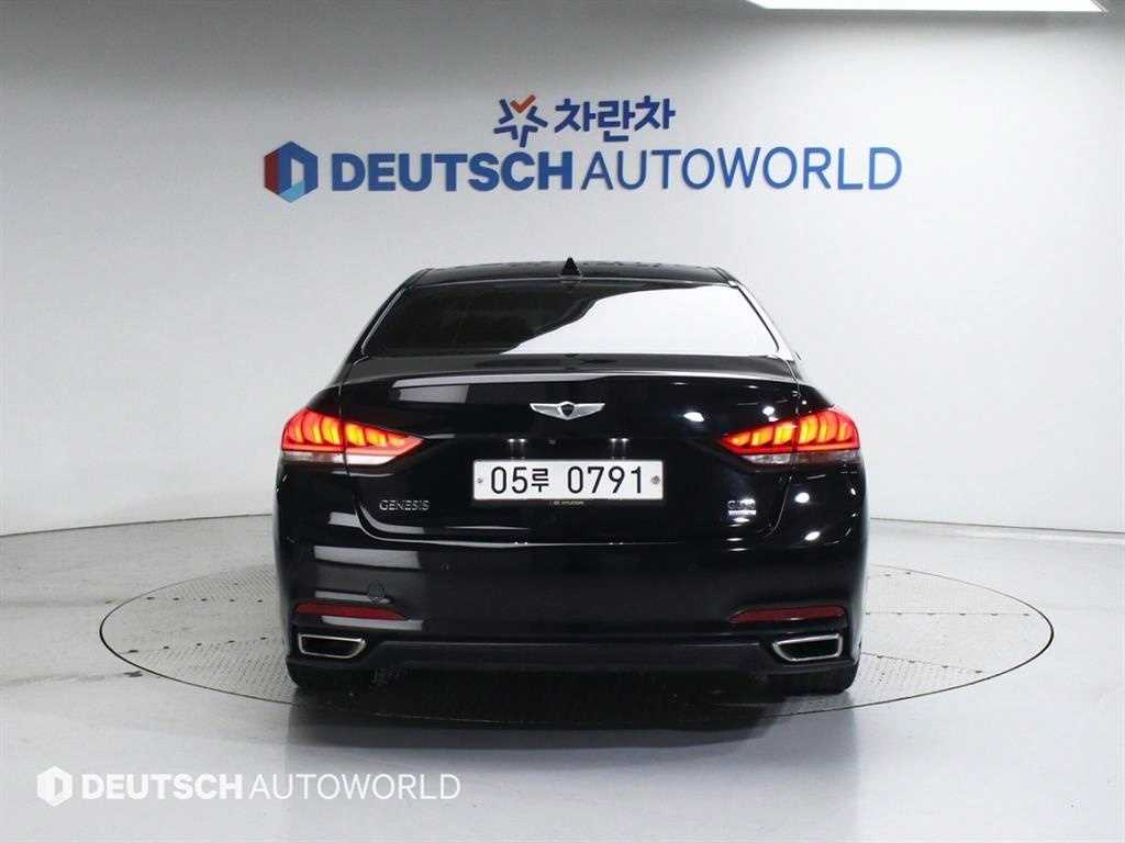 HYUNDAI Genesis - Vista 4