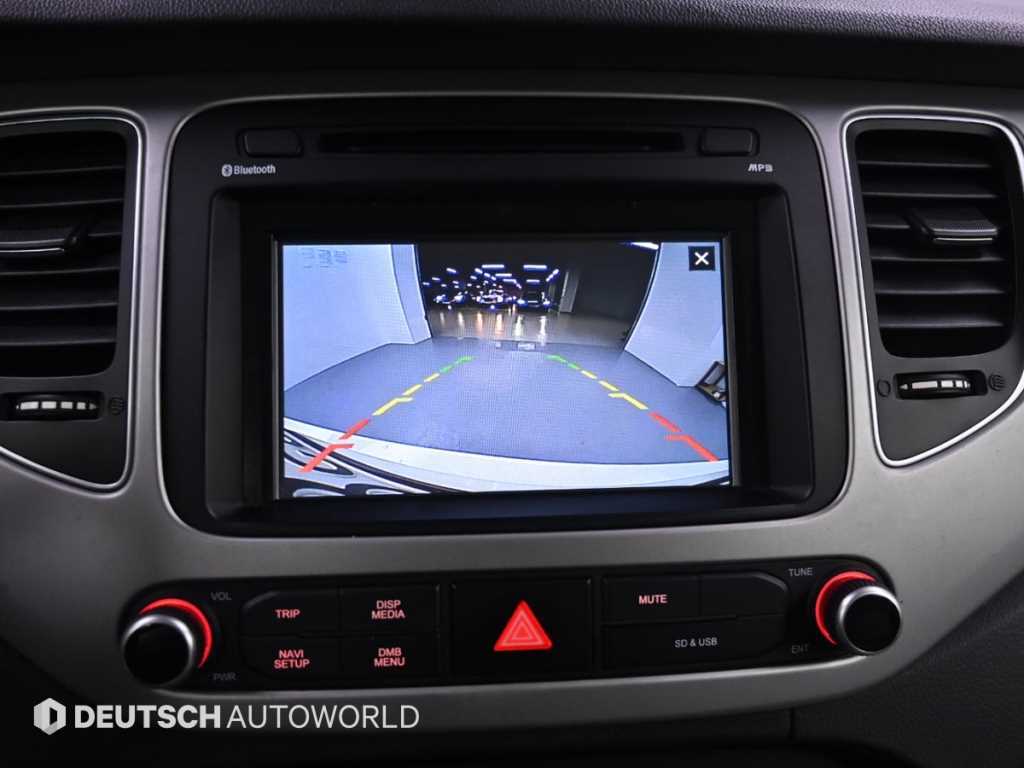 KIA Carens - Vista 11