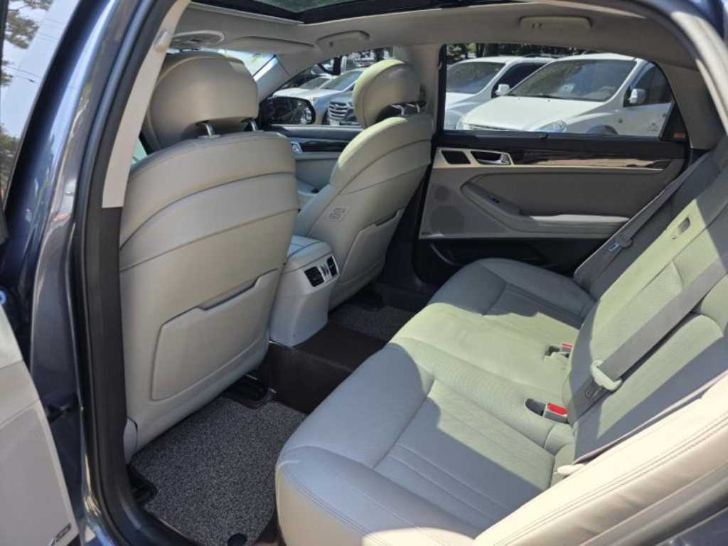 HYUNDAI Genesis - Vista 8