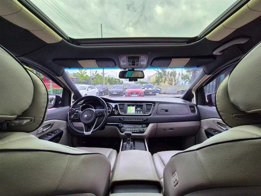 KIA Carnival - Vista 5