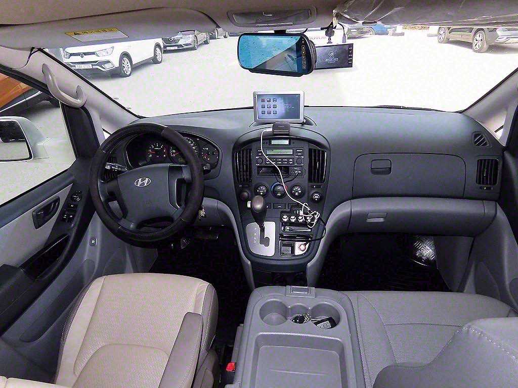 HYUNDAI Starex - Vista 6