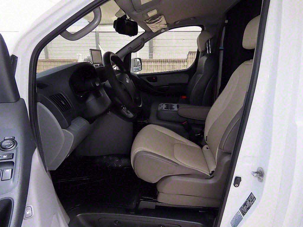 HYUNDAI Starex - Vista 5