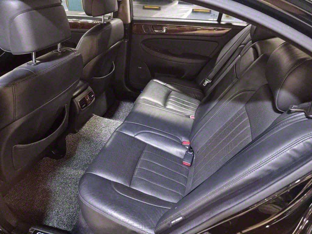 HYUNDAI Genesis - Vista 7