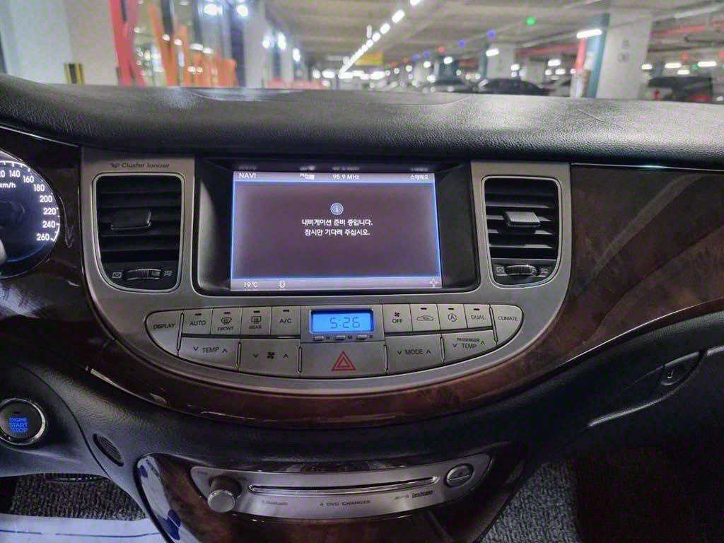 HYUNDAI Genesis - Vista 11