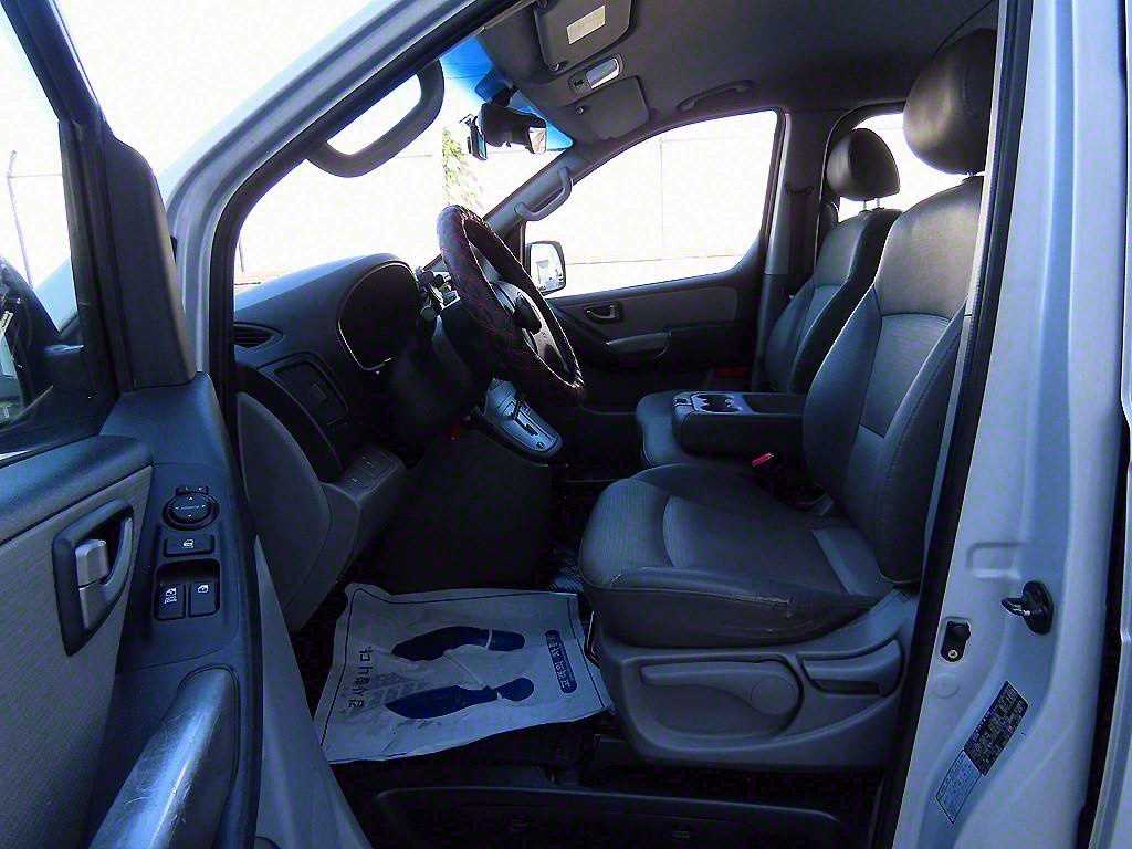 HYUNDAI Starex - Vista 5