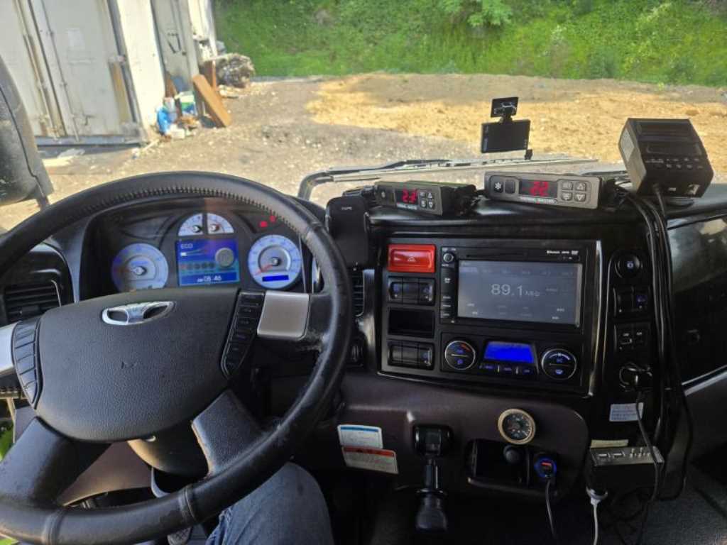 medium and large cargo truck - Vista 9