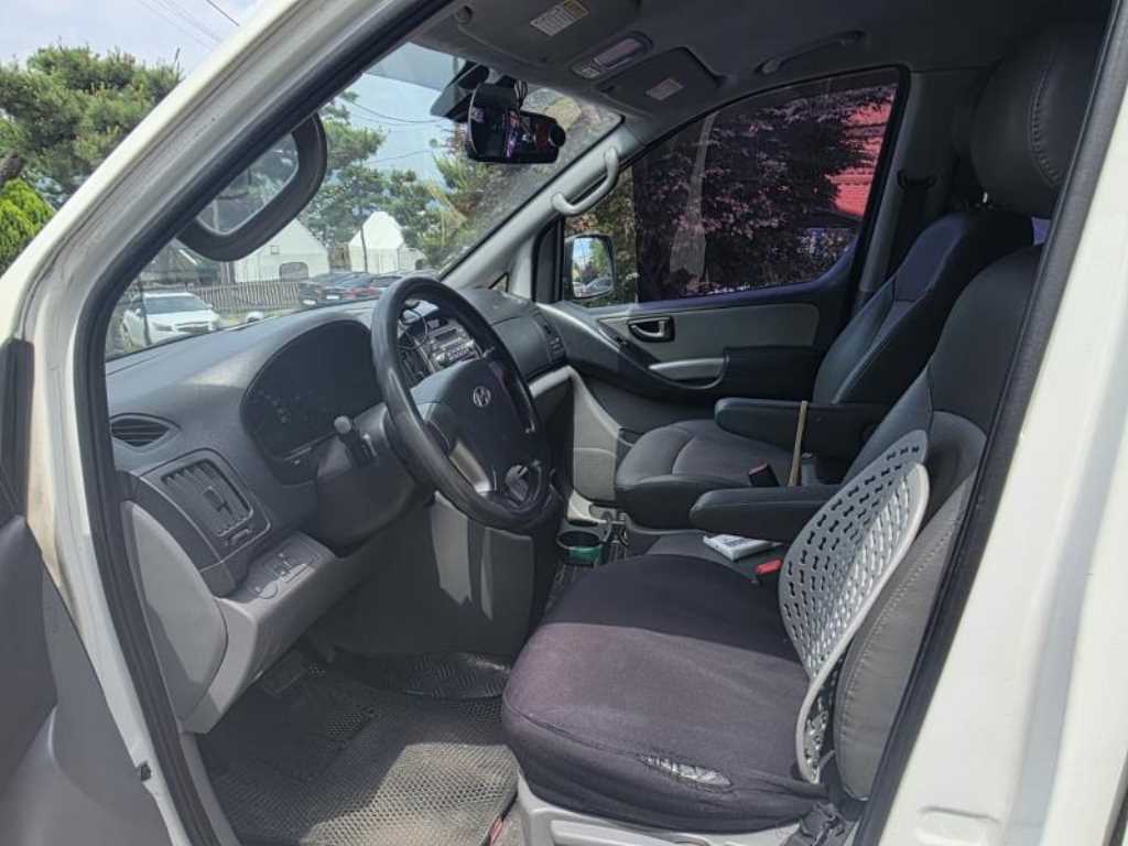 HYUNDAI Starex - Vista 8