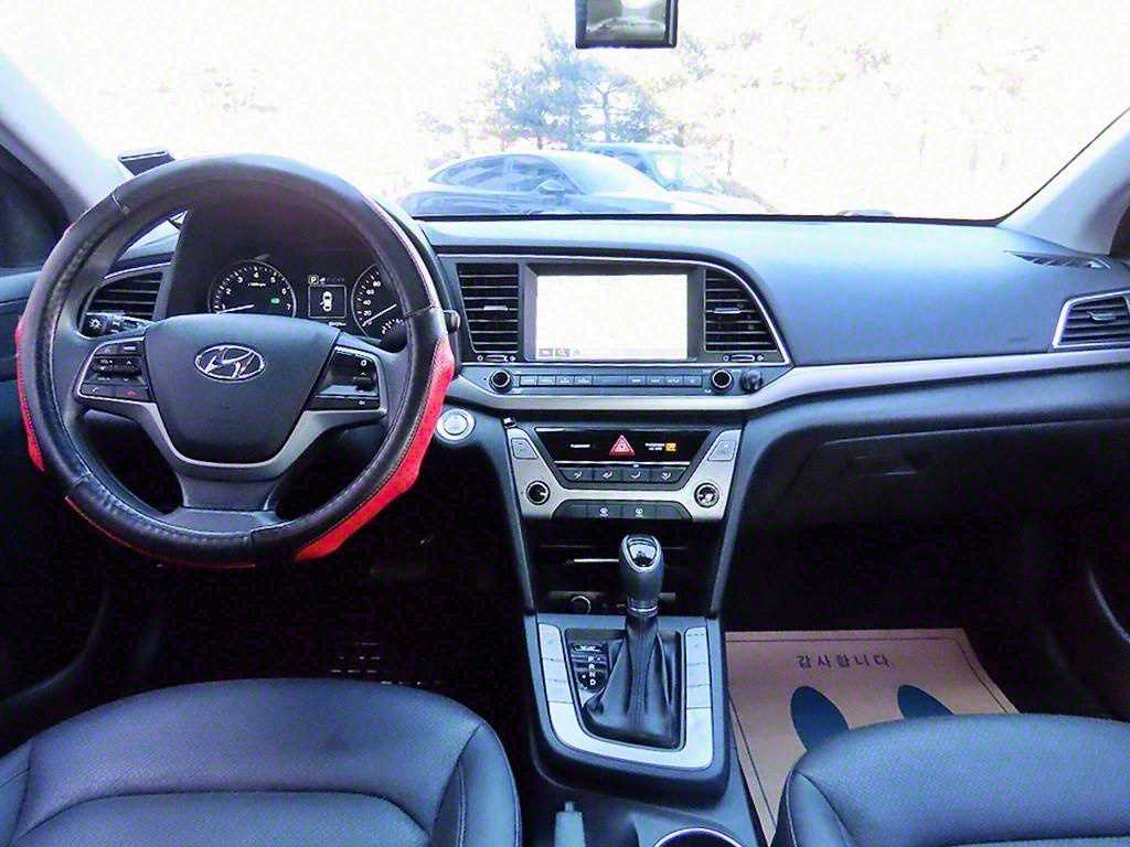 HYUNDAI Avante - Vista 7