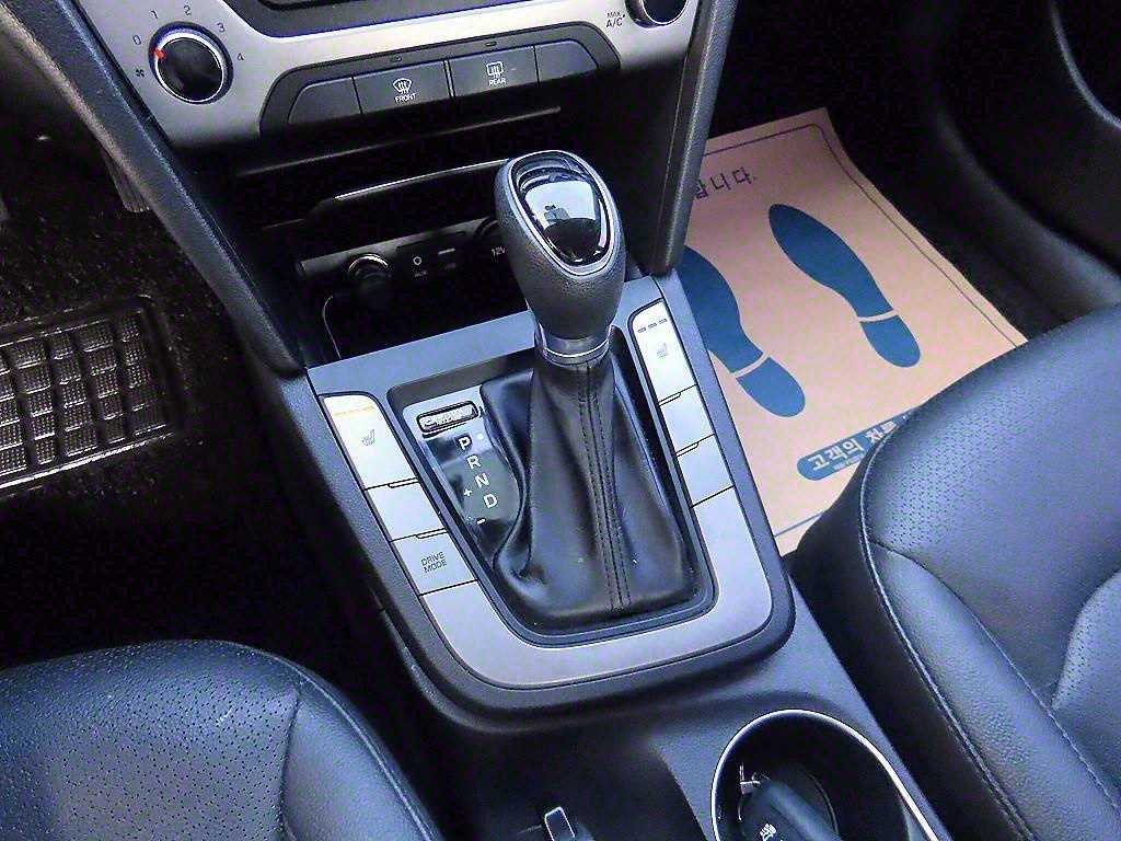 HYUNDAI Avante - Vista 10