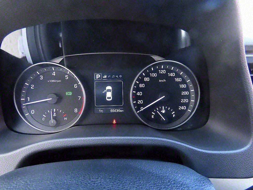 HYUNDAI Avante - Vista 9