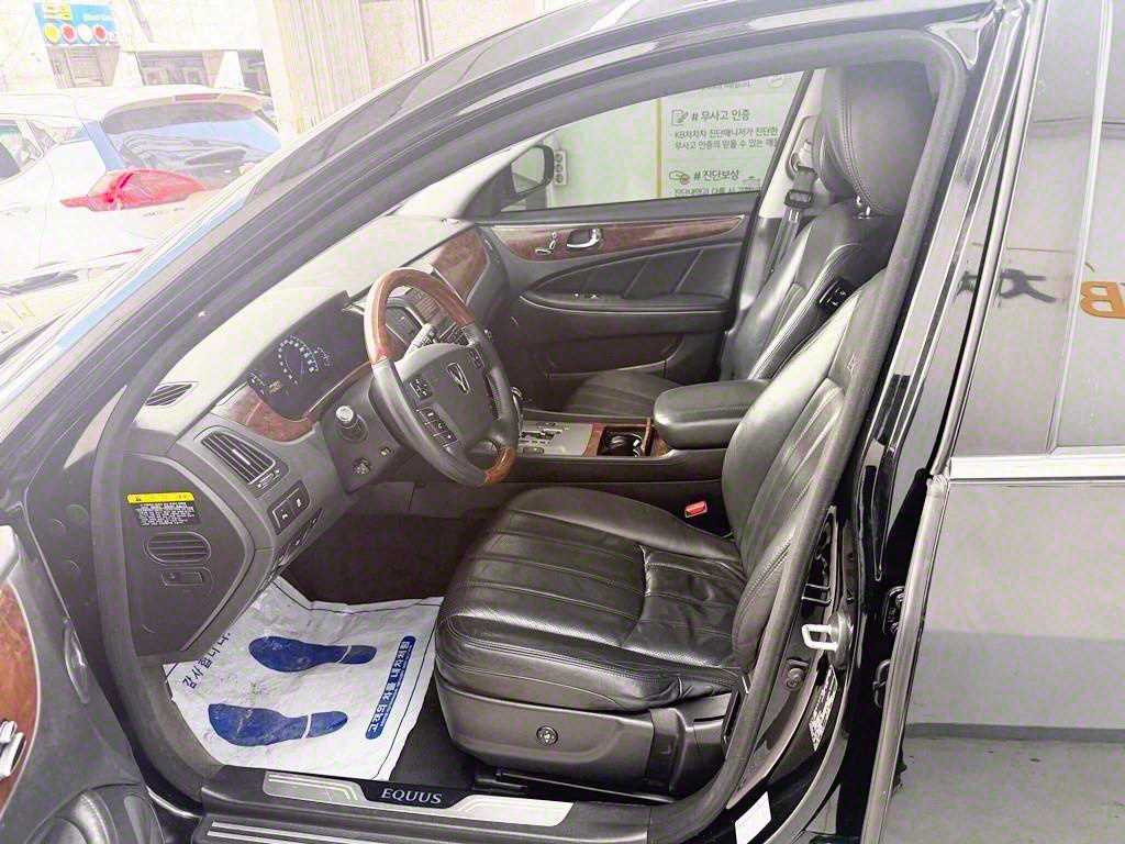 HYUNDAI Equus - Vista 5