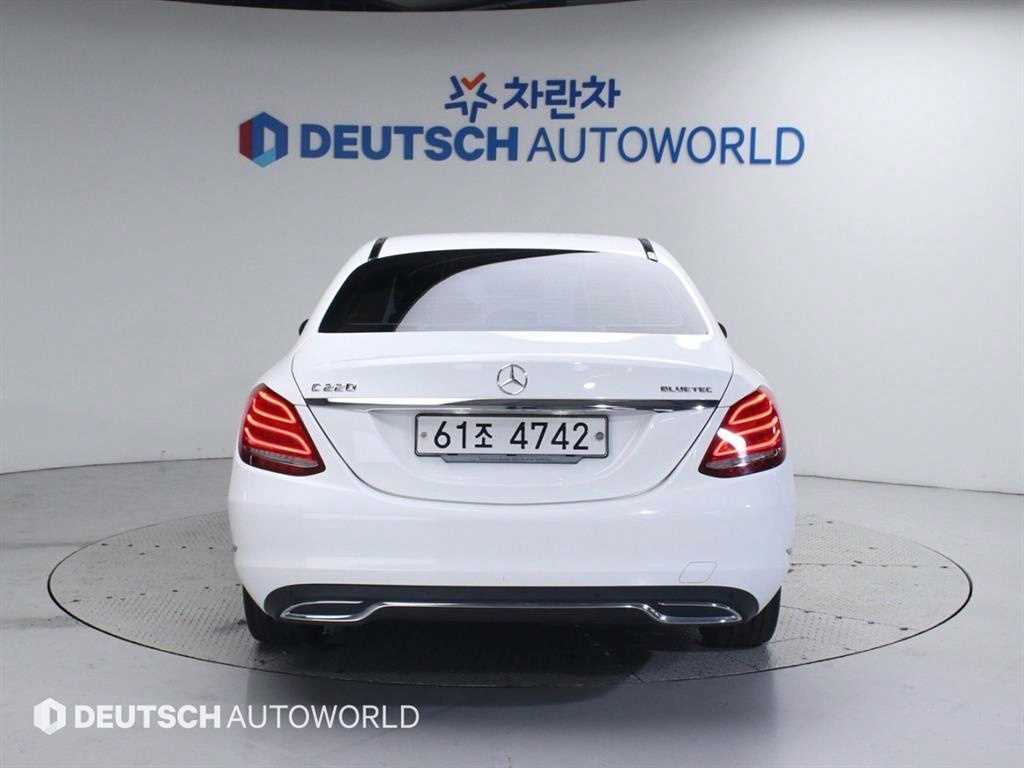 Mercedes Benz C Class - Vista 4