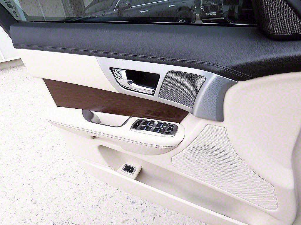 Jaguar XF - Vista 11