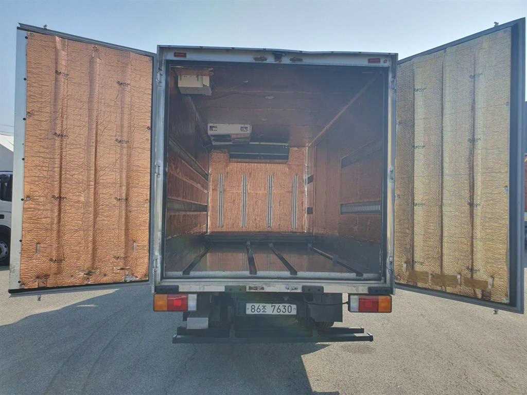 medium and large cargo truck - Vista 11