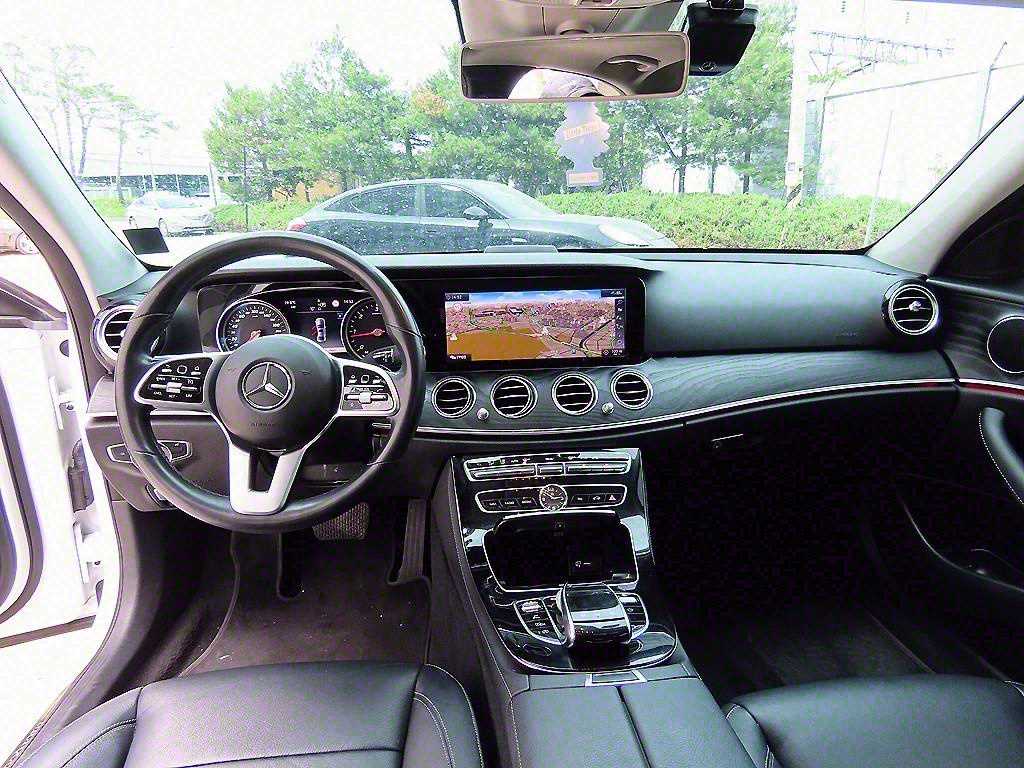 Mercedes Benz E class - Vista 7