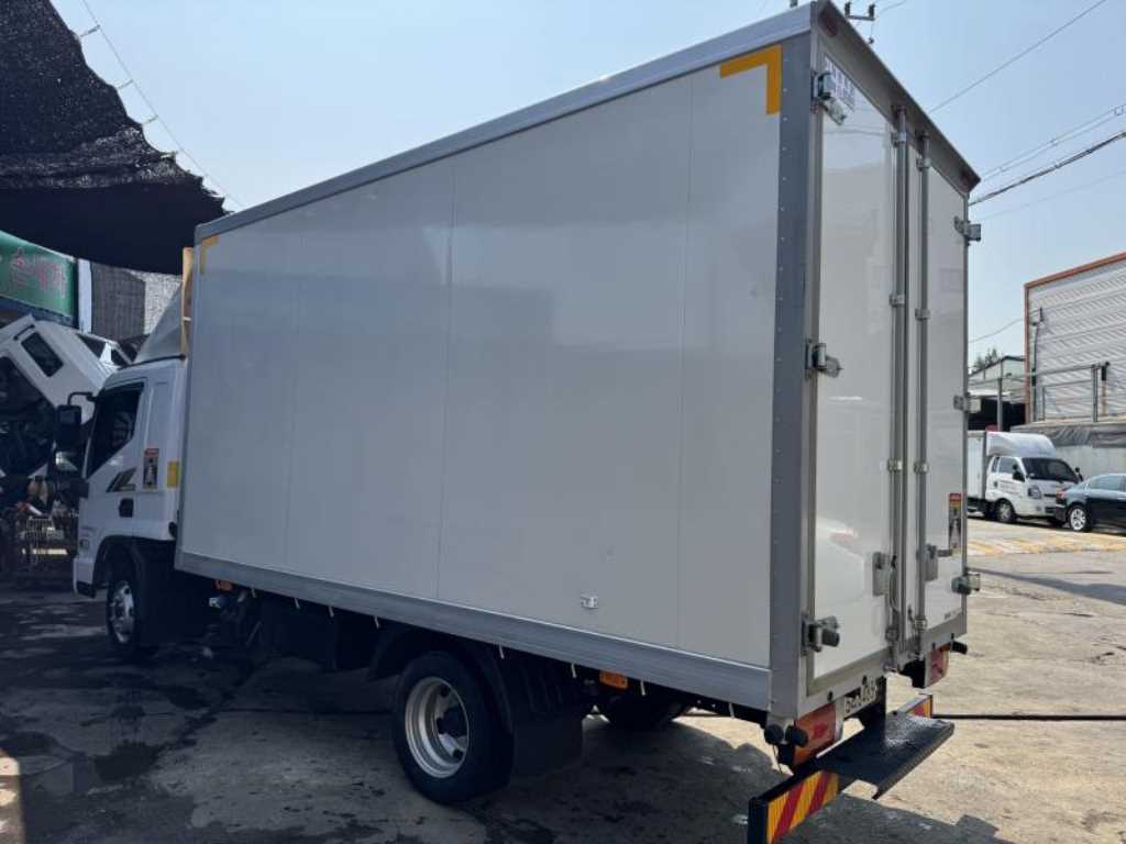 medium and large cargo truck - Vista 5