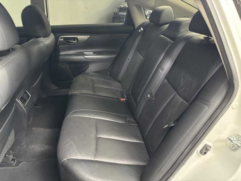 Nissan Altima - Vista 8