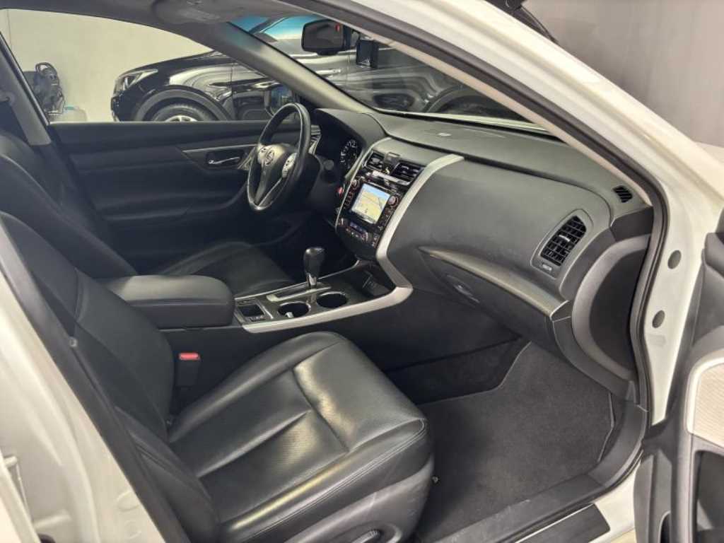 Nissan Altima - Vista 6