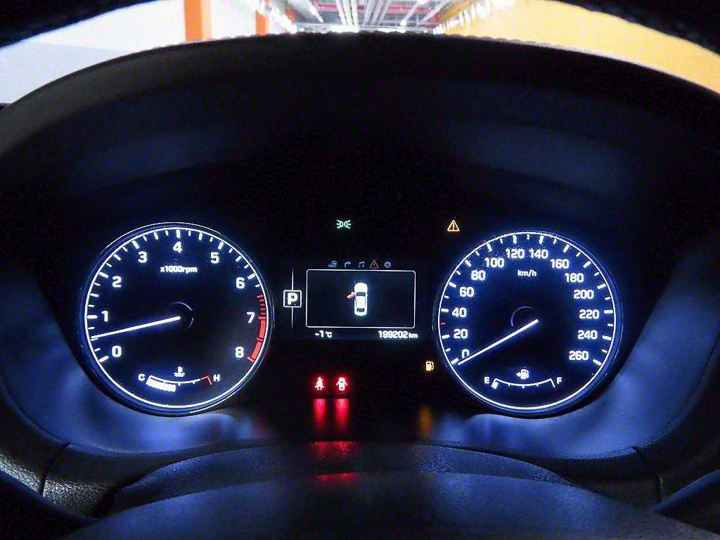 HYUNDAI Genesis - Vista 5