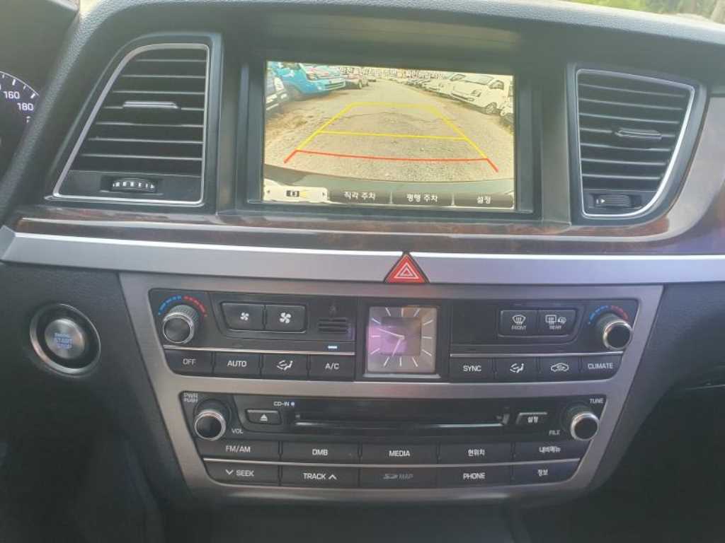 HYUNDAI Genesis - Vista 10