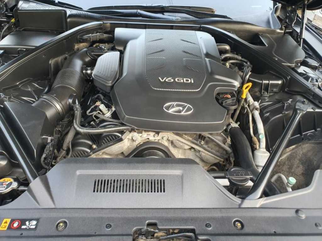 HYUNDAI Genesis - Vista 5