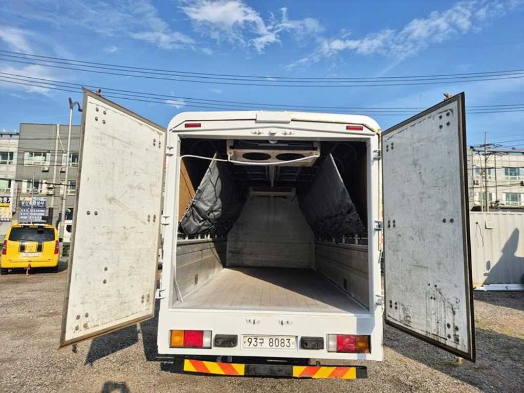 medium and large cargo truck - Vista 9