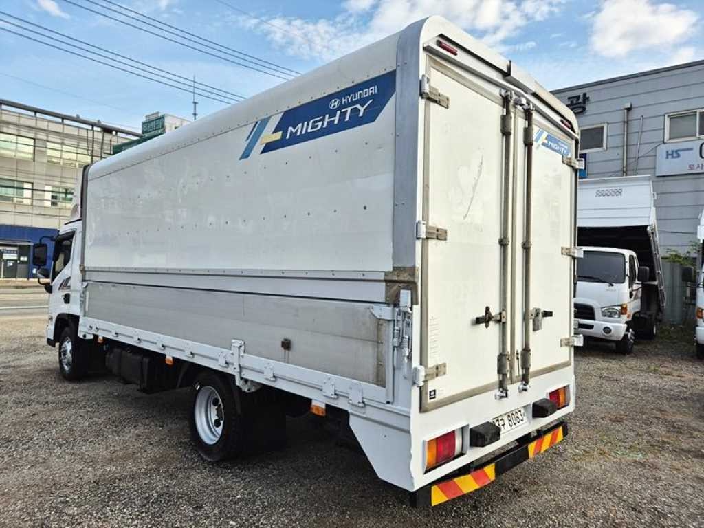 medium and large cargo truck - Vista 4